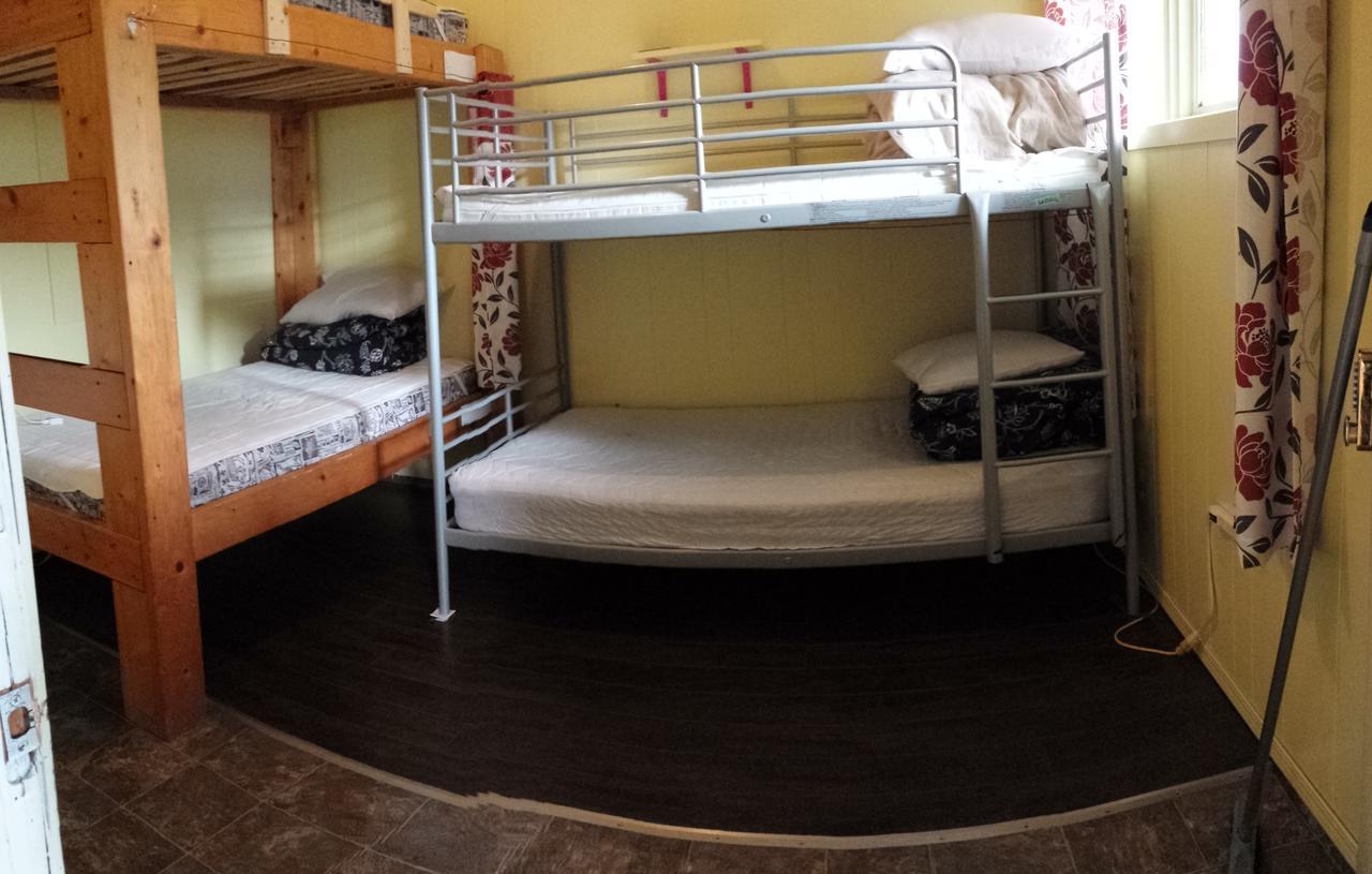 Kicking Horse Backpacker Hostel Golden Extérieur photo