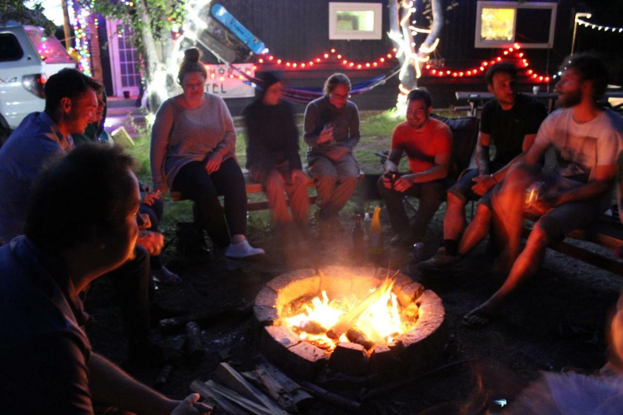 Kicking Horse Backpacker Hostel Golden Extérieur photo